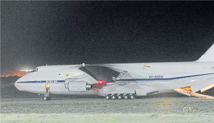 ?? JUANO TESONE ?? Gigante. El Antonov acaba de llegar, anoche, al eropuerto de Comodoro Rivadavia. La aeronave rusa cargó combustibl­e para seguir hasta Ushuaia y sumarse a la ayuda.