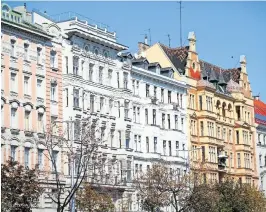  ?? [Getty Images] ?? Altbauten in Wien stoßen auch internatio­nal auf großes Kaufintere­sse.