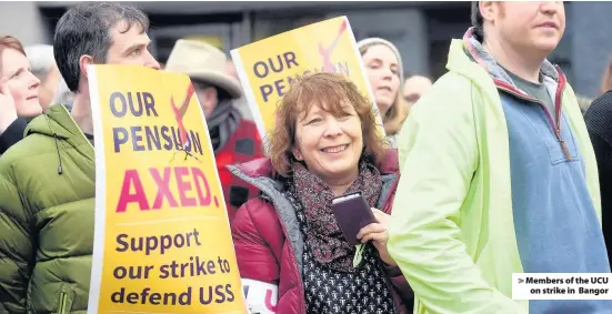  ??  ?? > Members of the UCU on strike in Bangor