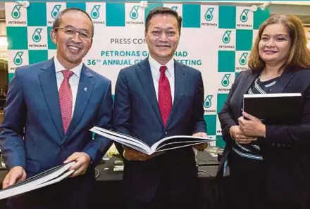  ?? PIC BY HAFIZ SOHAIMI ?? Petronas Gas Bhd chairman Datuk Mohd Anuar Taib (centre), accompanie­d by chief executive officer Kamal Bahrin Ahmad (left) and chief financial officer Shariza Sharis Mohd Yusof, at the company’s annual general meeting in Kuala Lumpur yesterday.