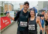  ?? FOTO: THOMAS WIECK ?? So sehen Sieger aus: Die beiden Triathlete­n Tanja Neubert und Steffen Justus gewannn den Halbmarath­on in Saarbrücke­n.