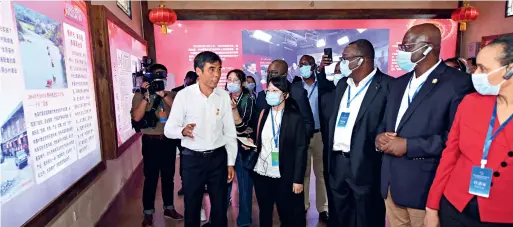  ??  ?? On October 13, 2020 attendees to the Internatio­nal Seminar on Poverty Eradicatio­n and Responsibi­lity of Political Parties visit Ningde, a prefecture-level city of Fujian Province.