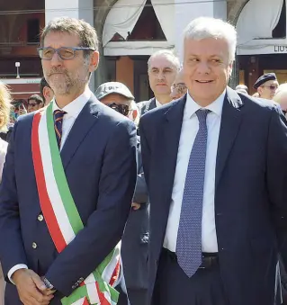  ?? La coppia ?? Il sindaco Virginio Merola ieri in piazza Maggiore con il ministro Gian Luca Galletti, suo possibile sfidante