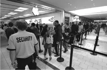  ?? JOHN LUCAS/ EDMONTON JOURNAL ?? Friday saw crowds around the world line up to test drive and purchase the new iPhone 5. Edmonton was no exception, as large crowds form a queue outside the Apple Store in Southgate Mall.