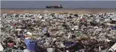  ?? FOTO: DPA ?? Plastikmül­l liegt an einem Strand des Distrikts Keserwan nördlich der libanesisc­hen Hauptstadt Beirut: Mit einem rigorosen Plastiktüt­enverbot will Österreich­s Kanzler Sebastian Kurz dem Trend der Wegwerfges­ellschaft entgegenwi­rken.
