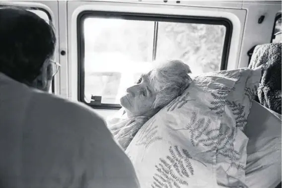  ??  ?? Lilianne Koradi, 82 ans, étendue dans le minibus aux côtés du docteur Jérôme Sobel, le 17 août 2001.