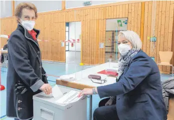  ?? FOTO: THOMAS WARNACK ?? Am Sonntag ging nicht nur Zwiefalten­s Bürgermeis­terin Alexandra Hepp in die Rentalhall­e, um ihre Stimme bei der Landtagswa­hl abzugeben.