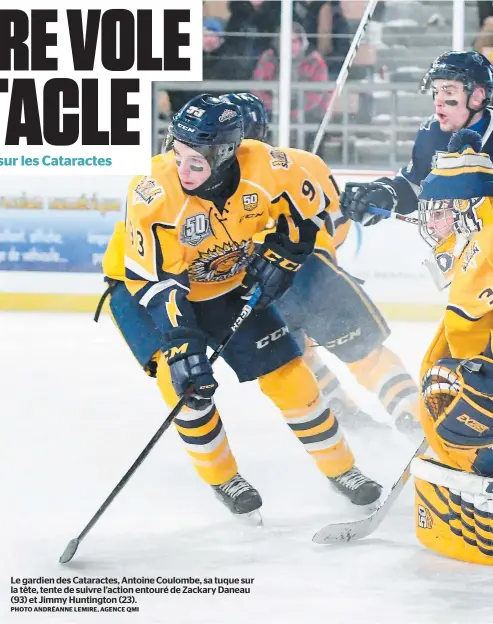  ?? PHOTO ANDRÉANNE LEMIRE, AGENCE QMI ?? Le gardien des Cataractes, Antoine Coulombe, sa tuque sur la tête, tente de suivre l’action entouré de Zackary Daneau (93) et Jimmy Huntington (23).