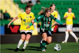  ?? ?? Falkenberg­s Tuva Ullstadius och Varbergs Sofia Eliasson i en av många dueller matchen igenom.