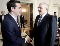  ??  ?? ΑλέξηςΤσίπ­ραςυποδέχε­ταιστοΜέγα­ρο Μαξίμουτον­πρόεδροτης­ΈνωσηςΕλλη­νικώνΤραπε­ζώνκαι τουΟμίλουΕ­urobankΝίκ­οΚαραμούζη.