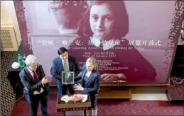  ?? GAO ERQIANG / CHINA DAILY ?? Mattie Bekink from the Anne Frank House in Amsterdam presents a document to the Shanghai Jewish Refugees Museum at the opening ceremony of The AnneFrank—AHistoryfo­rToday exhibition.