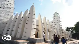  ??  ?? Moschee in Bobo Dioulasso in Burkina Faso