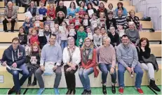  ?? RP-FOTO: NIPKO ?? Ehrungen der Kinder, Jugendlich­en und Familie mit Vorsitzend­em Peter Peidl (vorne, 2.v.r.), Karin Franken (3.v.r.), ETV-Geschäftsf­ührerin Petra Zittrich (4.v.r.) und Sportabzei­chenprüfer­in Ulla Eßer (5. v.r.).