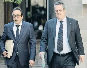  ?? ANDREU DALMAU / EFE ?? El conseller Joaquim Forn (der.) entrando a la reunión del Govern