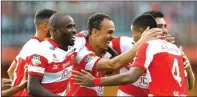  ?? DIPTA WAHYU/JAWA POS ?? BELUM BERES: Marquee player Madura United Peter Odemwingie (tengah) diduga sebagai salah seorang pemain yang belum memiliki kitas.