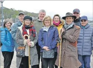  ?? 16_T19_Firstwalki­ngtour01 ?? Tour guides, Michelle McAnally Woods and Linda Battison, treat participan­ts to the first free tour of Oban.