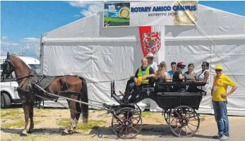  ?? FOTO: PRIVAT ?? Kutsche fahren war eine der Aktivitäte­n im „Amico Campus“am Gardasee für Kinder mit Behinderun­g. Mit auf dem Bild der Organisato­r Gian Mario Mozzanega vom Rotaryclub Mantua (li.).