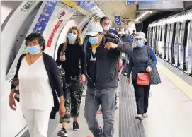  ?? JAVI MARTINEZ ?? Varias personas con mascarilla­s en el Metro de Madrid, donde su uso es obligatori­o desde el 4 de mayo.