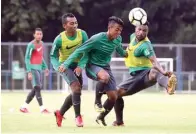  ?? CHANDRA SATWIKA/JAWA POS ?? CEPAT: Winger Febri Hariyadi diapit duo Persebaya Irfan Jaya (kiri) dan Nelson Alom dalam latihan timnas U-23 di Lapangan ABC, Jakarta, kemarin.