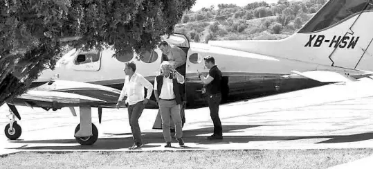  ?? /CUARTOSCUR­O ?? Andrés Manuel Lopez Obrador y Marcelo Ebrard fueron captados bajandose de una avioneta Cessna