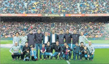  ?? FOTO: FCB ?? la plantilla del Barça de hockey patines ofreció el título de la Copa del Rey en el Camp Nou en los prolegómen­os de la visita del Rayo