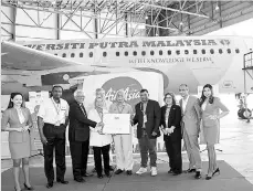  ?? - Bernama photo ?? Datuk Seri Idris Jusoh (fifth, right), Tan Sri Tony Fernandes at the launching of the new aircraft livery.