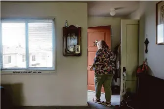  ?? Photos by Lea Suzuki/The Chronicle ?? Parkmerced resident Angela Testani lives across a path from a resident who was potentiall­y suffering from a mental health emergency and was taken into custody after a standoff on April 8.