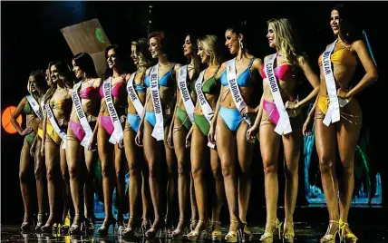  ?? ?? CANDIDATAS
La asistencia a la gala de la que salió elegida la nueva Miss Venezuela tenía un precio equivalent­e a 40 veces el salario medio venezolano. Fue un espectácul­o elitista controlado por los jerarcas de Maduro.