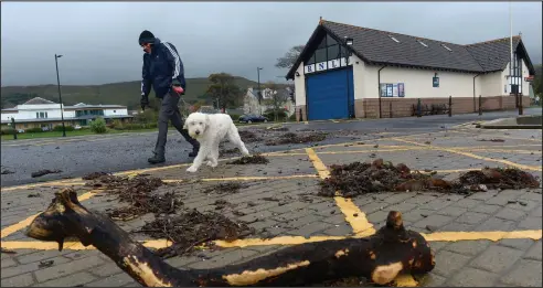  ??  ?? The bad weather continued to affect coastal areas such as Largs, above, as below, commuters in Glasgow struggled through difficult conditions