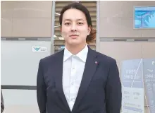  ?? Yonhap ?? Lotte Giants pitcher Kim Won-jung speaks to reporters at Incheon Internatio­nal Airport, Tuesday.