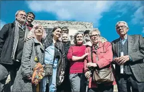  ?? NEUS MASCARÓS ?? Antiguos barraquist­as e impulsores del acto de ayer, ante la placa