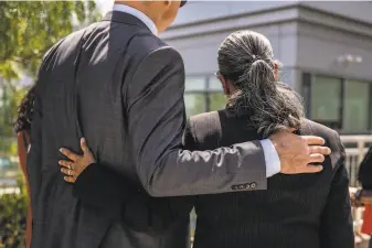  ?? Stephen Lam / The Chronicle ?? Mina Carrillo, mother of hitandrun victim Gregory Turnage Jr., with attorney Boone Callaway after suspect Timothy Hamano’s arraignmen­t and announceme­nt of a civil lawsuit.