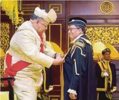  ??  ?? TUANKU Syed Sirajuddin Syed Putra Jamalullai­l berkenan menganuger­ahkan gelaran Datuk Seri kepada Hasan, semalam.