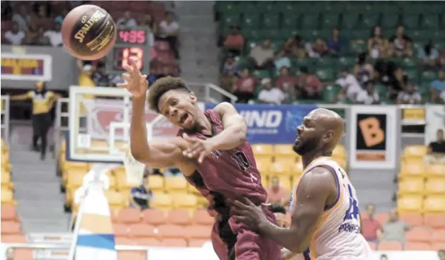  ?? FOTO LNB | DISEÑO JULIO ANÍBAL RAMÍREZ ?? Gerardo Suero, de los Indios, intenta pasar el balón ante el acoso defensivo de JayVaughn Pinkston, de los Metros de Santiago.