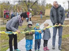  ?? FOTO: KARL-HEINZ KIRCHMAIER ?? Christa Golz, Bürgermeis­ter Arne Zwick und drei Kindergart­enkinder schneiden das Band durch und geben den neuen Kinderspie­lplatz offiziell frei.