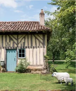  ??  ?? nuancier sur mesure La décoratric­e Nicole Joinau s’est inspirée du bleu d’une porte ancienne dans la maison pour choisir la nuance des menuiserie­s qui rehaussent la façade en pierre d’une jolie note colorée.