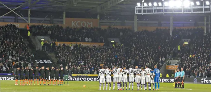  ??  ?? Equipes do Hull City e Newcastle fazem um minuto de silêncio antes de jogo pelas quartas de final da Copa da Liga Inglesa, em memória das vítimas do desastre aéreo na Colômbia