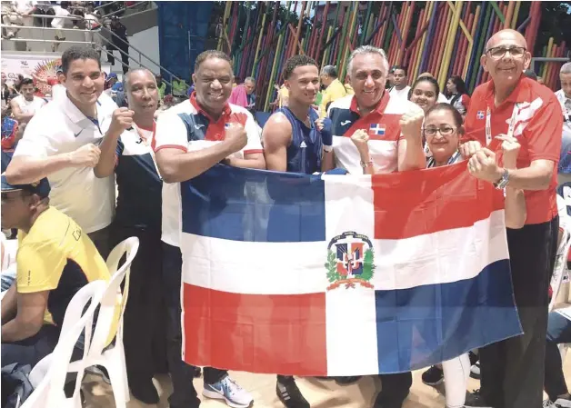  ?? FOTO COMITÉ OLÍMPICO | DISEÑO JULIO ANÍBAL RAMÍREZ ?? El ministro de Deportes, Danilo Díaz, junto al presidente del COD, Luis Mejía Oviedo, el titular de Fedombal, Rafael Uribe, Nelson Ramírez, jefe de la delegación, celebran bandera en manos el oro obtenido por por el pugilista Leonel de los Santos,...