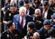  ??  ?? DUMATING si dating Malaysian prime minister Najib Razak sa korte sa Kuala Lumpur, Malaysia, kahapon.