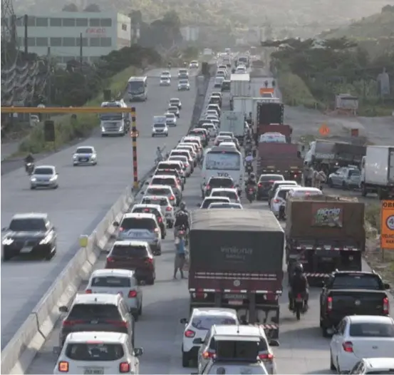  ?? ?? Motoristas relataram ter levado mais de 1h para percorrer o trecho de quase sete quilômetro­s da triplicaçã­o da BR depois da instalação da lombada física