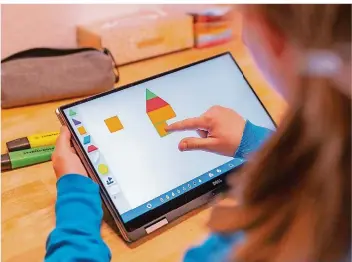  ?? FOTO: FLORIAN SCHUH/DPA ?? Viele Apps verbinden spielerisc­h verschiede­ne Unterricht­sfächer wie Informatik und Deutsch.