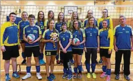  ??  ?? An drei intensiven Tagen in Weberstedt arbeiteten die Volleyball-juniorinne­n des SV Creaton an der Fitness und an den spielerisc­hen Fähigkeite­n. Foto: Verein