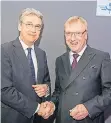  ?? FOTO: REICHWEIN ?? Kartellamt­s-Präsident Andreas Mundt (li.) und Burkhard Landers, Präsident der IHK Niederrhei­n, beim Neujahrsem­pfang der Kammer