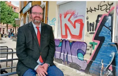  ?? FOTO: BECKERBRED­EL ?? Saar-Linke-Landeschef Thomas Lutze vor dem Gasthaus Bingert im Nauwieser Viertel in Saarbrücke­n. Er hat jahrelang im Viertel gewohnt.