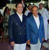  ??  ?? A Ischia Ossani con l’amico e collega Giancarlo Carriero