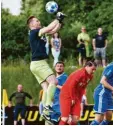  ?? Foto: Walter Brugger ?? Dillingens Keeper Felix Körber boxt hier den Ball ums Haar ins eigene Tor, Tamas Balogh (rechts) sah später die Rote Karte.