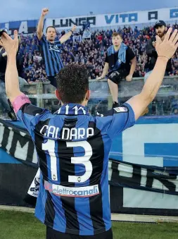  ??  ?? L’epilogo Domenica a Cagliari Mattia Caldara difenderà l’ultima volta i colori dell’Atalanta. Sopra, al Comunale, durante l’ultimo saluto ai tifosi in casa