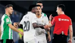  ?? ?? Vinicius protesta a Soto Grado una de las faltas recibidas.