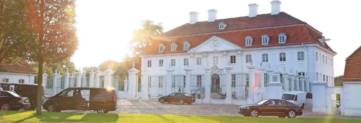  ?? FOTO: DPA ?? Die Idylle des Schlosses Meseberg, dem Gästehaus der Bundesregi­erung nördlich von Berlin, soll die schlechte Stimmung in der großen Koalition minimieren.