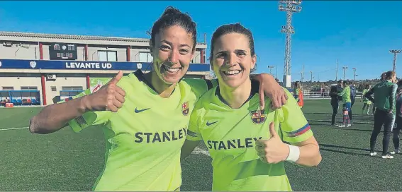  ?? FOTO: FC BARCELONA ?? Alegría de Leila Ouhabi y Andrea Pereira tras un necesario triunfo con las defensas contribuye­ndo a dejar la puerta a cero